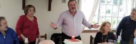 Pacientes del doctor Carlos Bastida le homenajean por su jubilaci&oacute;n